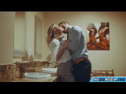 ❤️ 当一个胸大无脑的金发女郎在公共厕所里勾引你时 ❤❌ Fucking video️❤